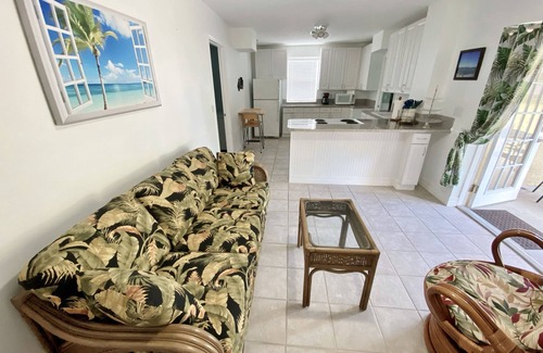 Tarpon Springs Apartment | Walking Distance To The Beach/Free Bikes