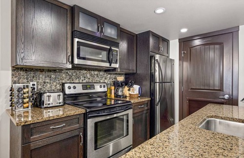 Dead Man's Flats Condo | Walkout to Hot Tub | Cozy Condo | Mountain Getaway