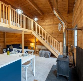 Barns Green House | Walliswood Lodge - Wood Burner, Air Con & Wi-fi, Rural Retreat