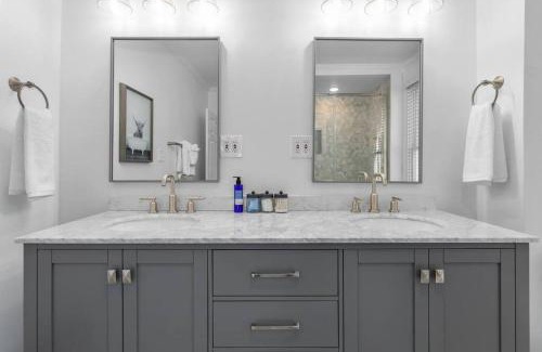 Hanover Place House | Walnut Remodeled Modern 5BR Home Walkable King Bed