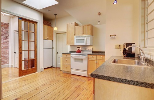 College Hill Apartment | Walter S. Budlong Apartment - Sunny, Large, Sleeps 4. Close to Brown and RISD