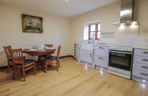 Craven Arms Cottage | WALTON MAISONETTE, family friendly, with pool in Ludlow