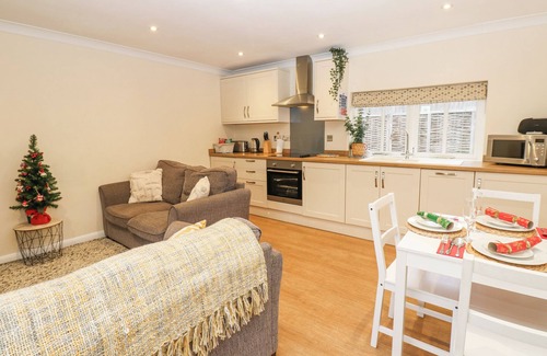 Walworth Cottage | WALWORTH CASTLE HOLIDAY COTTAGE, pet friendly in Darlington