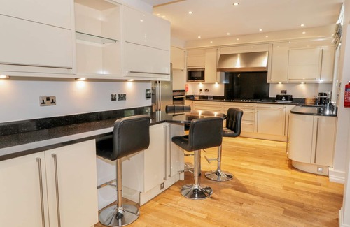 Walworth Cottage | WALWORTH CASTLE LODGE, pet friendly, with hot tub in Darlington