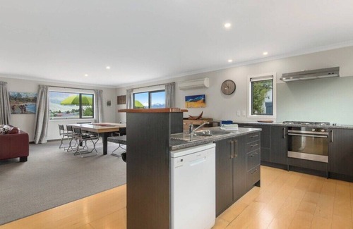 Wanaka House | Wanaka 'Mount Iron Edge' with Mountain Views