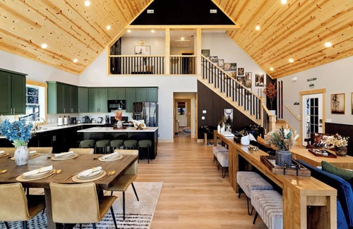 Massanutten House | Wanderlust Villa – Spacious Mt cabin w/Game room, Hot tub and Karaoke nights !