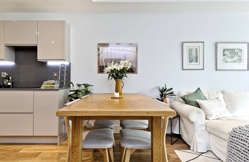 Earlsfield Apartment | Wandle Waters, by Veeve