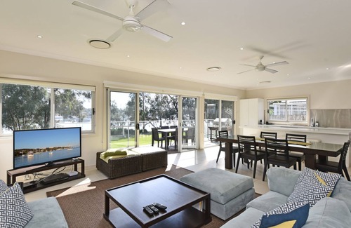 Wangi Wangi House | Wangi Lakehouse - renovated Lake Macquarie lakefront Location