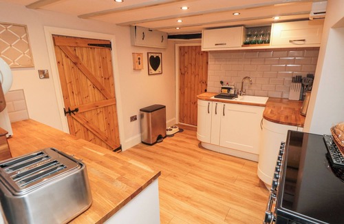 Potter Brompton Cottage | WANSBECK COTTAGE, pet friendly, with open fire in West Ayton