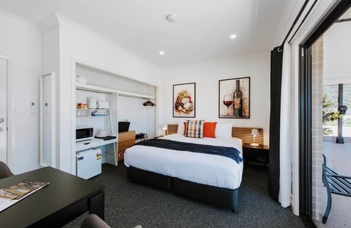 Central Mudgee House | Waratah Suite Experience Cosy Country Charm
