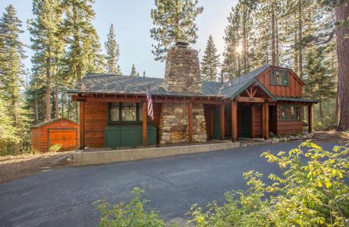 Sunnyside House | Ward Creek Retreat - Cozy Old Tahoe Cabin w Short Drive to Ski Resorts Pet Friendly