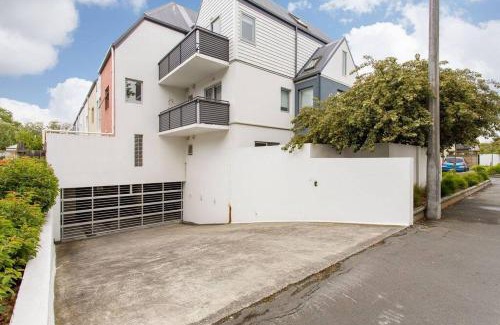 Christchurch City Centre Apartment | Warm and inviting - Free carpark