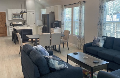 Harlandale House | Warm and welcoming single family home minutes from Downtown San Antonio