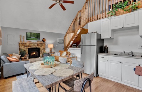 Long Pond Ski Chalet | Warm Chalet in Emerald Lakes, Poconos! Lakes/Pools/Deck/Kayak/Fire pits/Grill