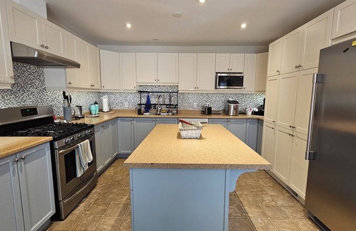 Rideau Heights House | Warm Cozy 3 Bedroom Unit - Amazing Location