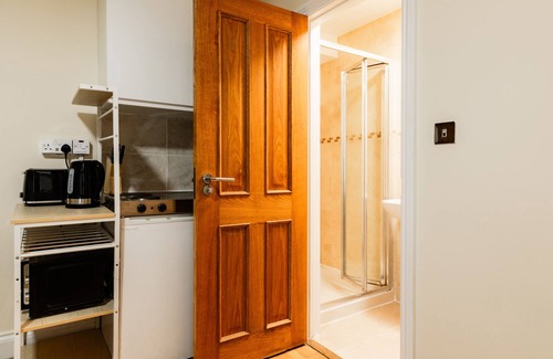 Lancaster Gate Apartment | Warm Twin Studio in Queensway