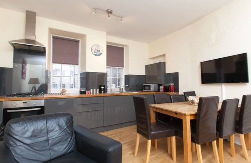 Old Town Apartment | Warm & welcoming Edinburgh Castle Apartment