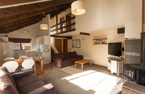 Castle Hill Ski Chalet | Warmest home in the village - stunning mountain views!