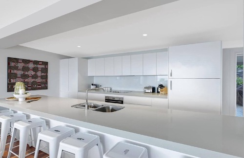 North Avoca House | WARRALONG - STUNNING VIEWS, SHORT WALK TO NORTH AVOCA BEACH