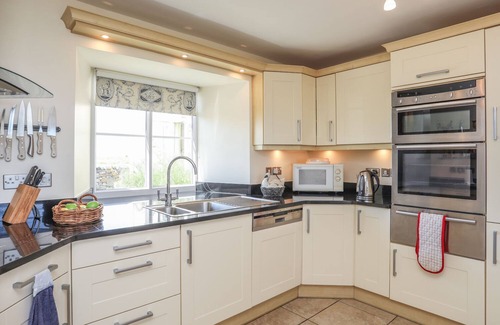 Dinas Cottage | WARREN FARMHOUSE, pet friendly, with open fire in Dinas Dinlle