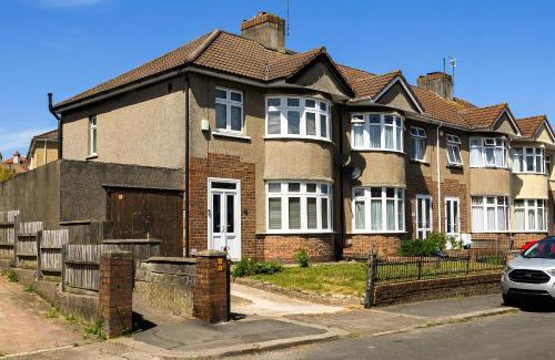 Hanham House | Warrington - Large Beautiful Home - Great Location In South West By StayStaycations