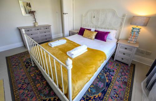 Hanham House | Warrington - Large Beautiful Home - Great Location In South West By StayStaycations