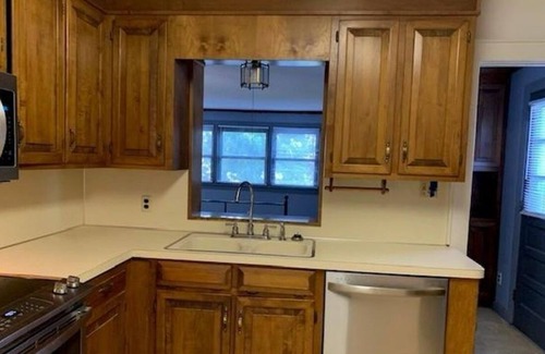 Oakwood Historic District House | Washer/Dryer, Smart TV, Desk, Internet, Yard, Driveway parking, Sidewalks & more