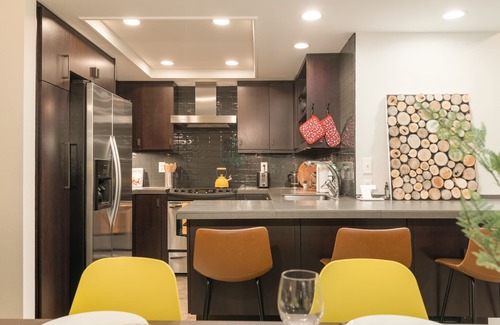 Northwest Bellevue Condo | Washington State Inspired Free Parking