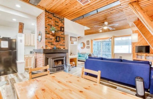Washougal Cabin | Washougal river view, hot tub and HVAC for heat and cooling