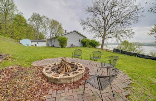 Peoria Heights House | Watch the Sunrise at this Quaint Lake-View Cottage