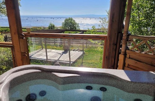 Petite-Riviere-Saint-Francois Ski Chalet | Water Front / 1.5 KM from the Massif / SPA & View!