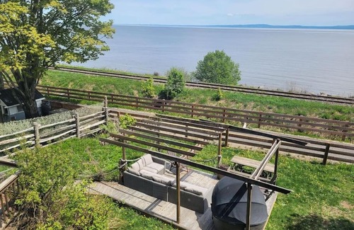Petite-Riviere-Saint-Francois Ski Chalet | Water Front / 1.5 KM from the Massif / SPA & View!