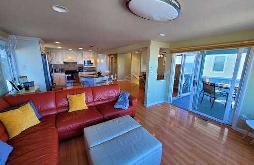 North Beach Haven House | Water Front, UnObstructed & Spectacular Views/Acess to Bay. 4 Mins walk to Beach