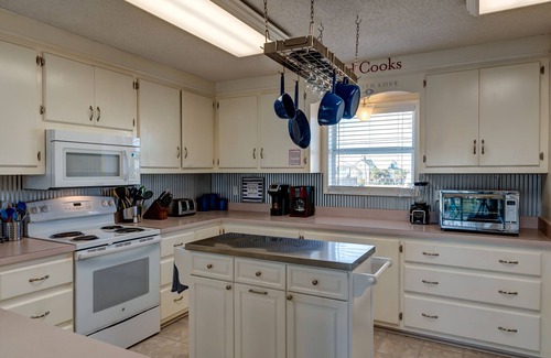 Silver Cay House | Water's Edge – Fun beach house on the canal, great for fisherman and beachgoers!