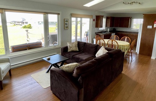Darnley Cottage | Water view cottage - Walk to Thunder Cove Beach!