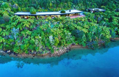 Saint Omer House | Waterfall Bay Glass House
