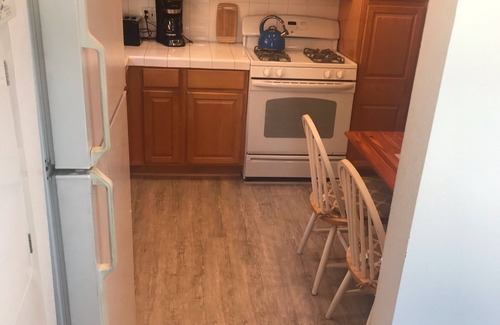 Belmont Shore Apartment | Waterfront 1 bdrm upstairs, w garage, King bed, desk, view deck, 31 nt min
