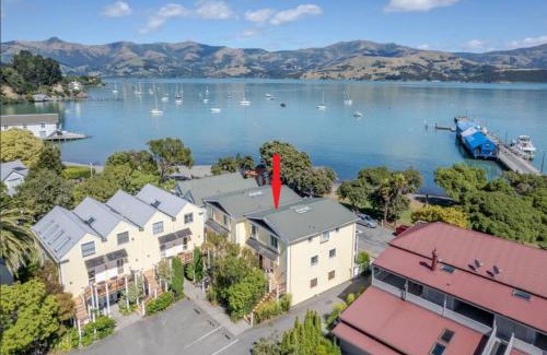Akaroa Apartment | Waterfront 2-bedroom apartment with car park