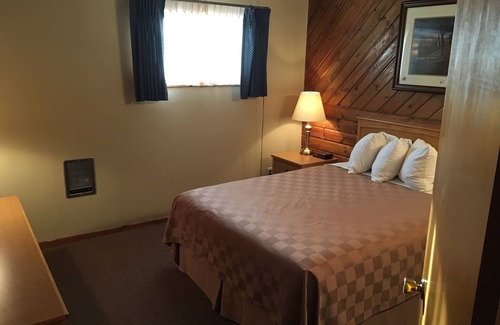 Tomahawk Cottage | Waterfront 2 Bedroom Cottage on Beautiful Lake Nokomis, Tomahawk, WI