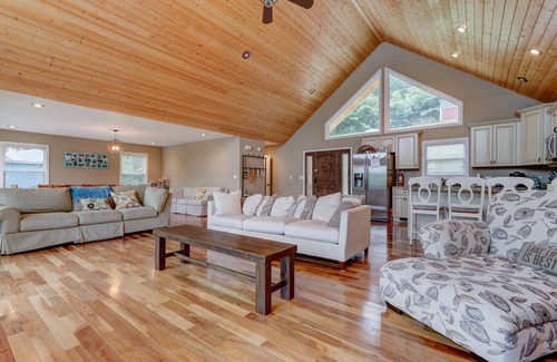 Jacksboro House | Waterfront, 2025 Tram, 2023 Dock, Sleeps 14, 3BR, 3.5 Bath, Wifi @ House & Dock