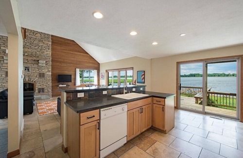 Sandusky House | Waterfront 4/5 BR Near CP and Sports Force