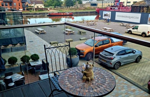 Gloucester Apartment | Waterfront apartment in Gloucester Docks