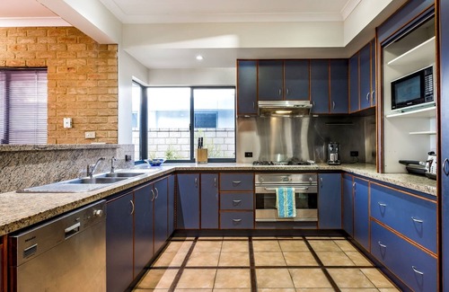 Geographe House | Waterfront Bliss: Serenity & Adventure Await!