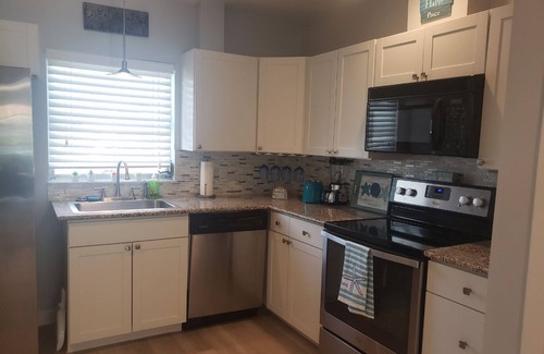 Capri Isle House | WATERFRONT BOAT ⛵️DOCK Pet 🐶FRIENDLY WALK TO BEACH 🏖️FIREPLACE 🔥BBQ Free Parking
