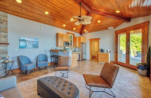 Bonney Lake Cabin | !Waterfront Cabana With Fireplace And Hot Tub!