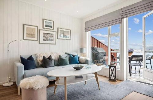 Ballstad House | Waterfront cabin in the middle of Lofoten