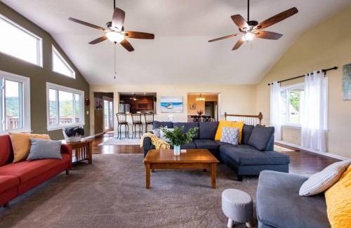 Warsaw House | Waterfront Cabin With A View, Large Family Retreat, Pet Friendly