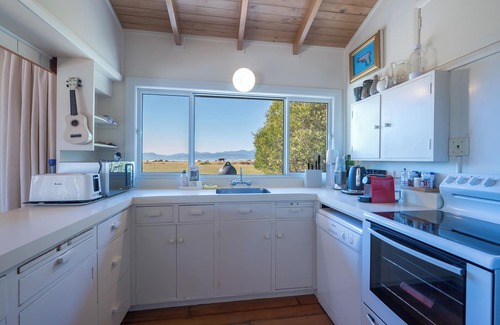 Mapua House | Waterfront Classic Kiwi Bach