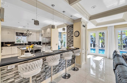 East Fort Lauderdale Villa | Waterfront/Close to Beach/Heated Pool/Canal View & Access/Poinciana Key/VlLLAS