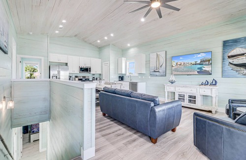 Fulton House | Waterfront,Community Pool, Walk to Bars, Restaurants and Pier